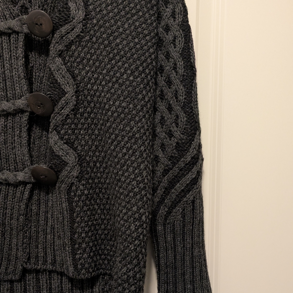 Women's Cable Knit Gray Sweater - Picture 4 of 6